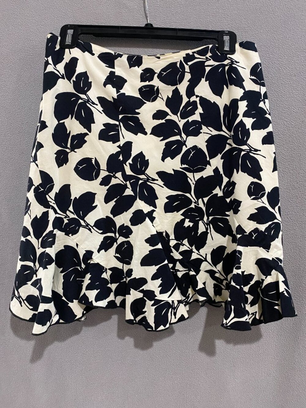 White House Black Market Black White Floral Skirt Size 2 Ruffle Hem A-Line - Picture 2 of 5